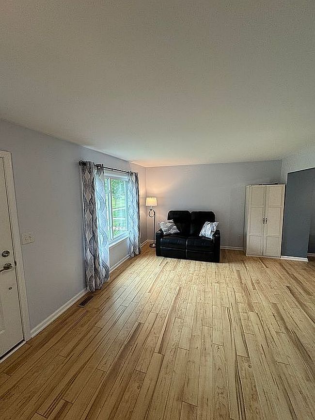 Photo of 193 Sheffield Dr, Saline, MI