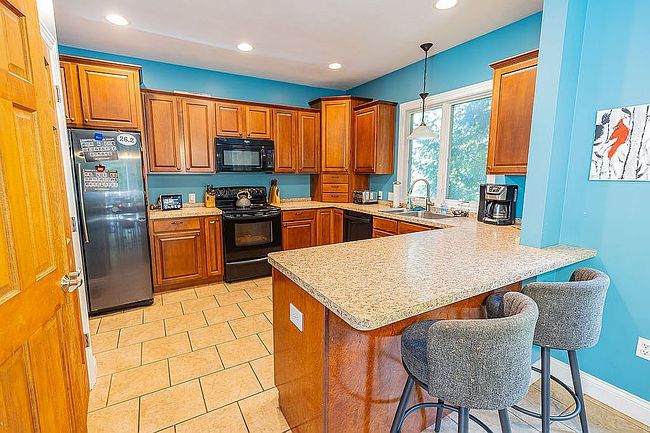 Photo of 2335 Guernsey Dr, Charlotte, MI