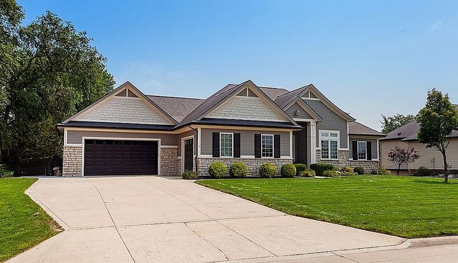 Photo of 325 Oakwood Dr, Polk City, IA