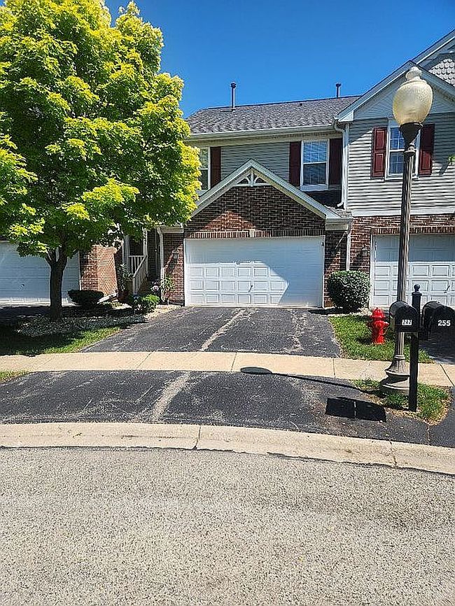 Photo of 247 Lillian Ct, Geneva, IL