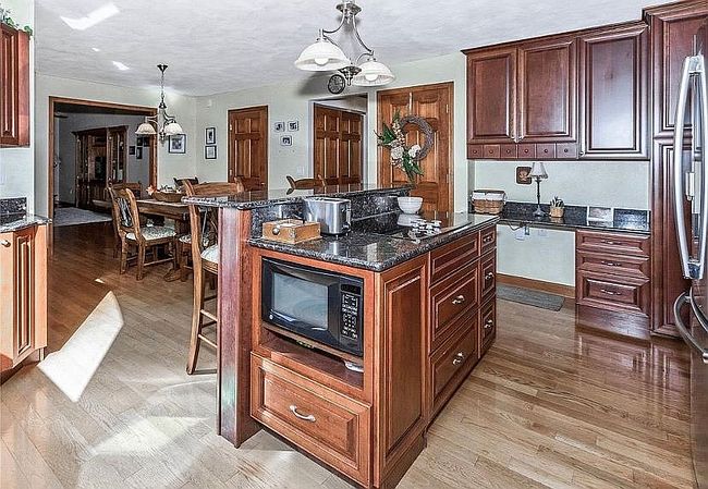 Photo of 8801 Rosewood Hills Dr, Edwardsville, IL
