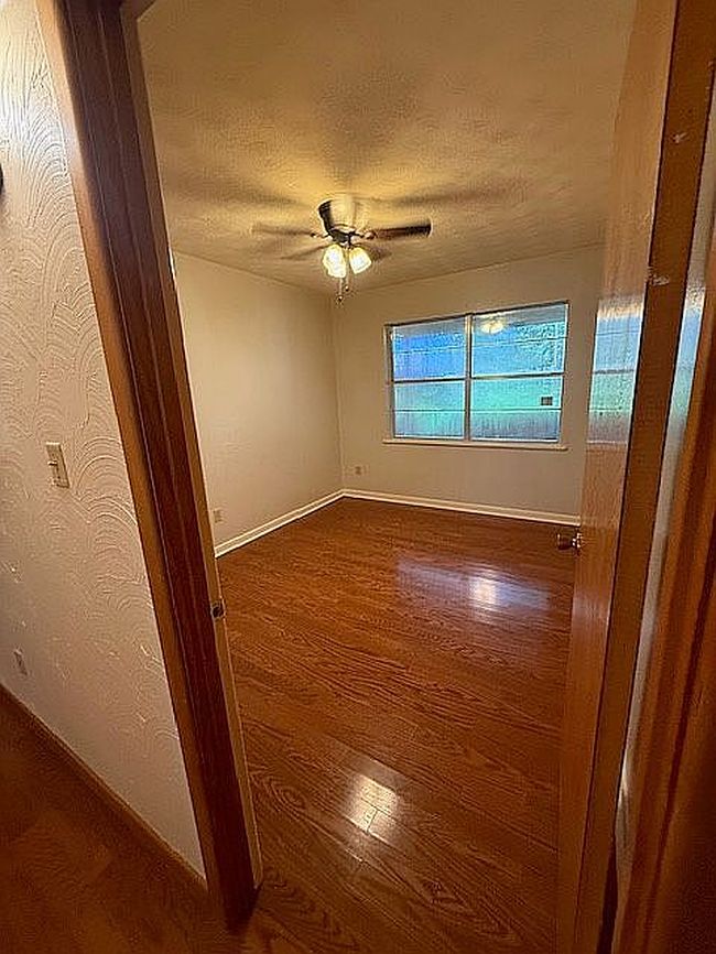 Photo of 906 N White Oak Rd, White Oak, TX