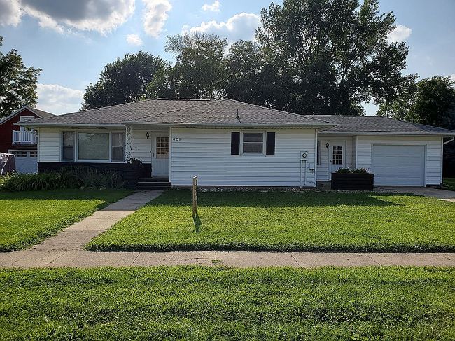 Photo of 601 1st St, Parkersburg, IA