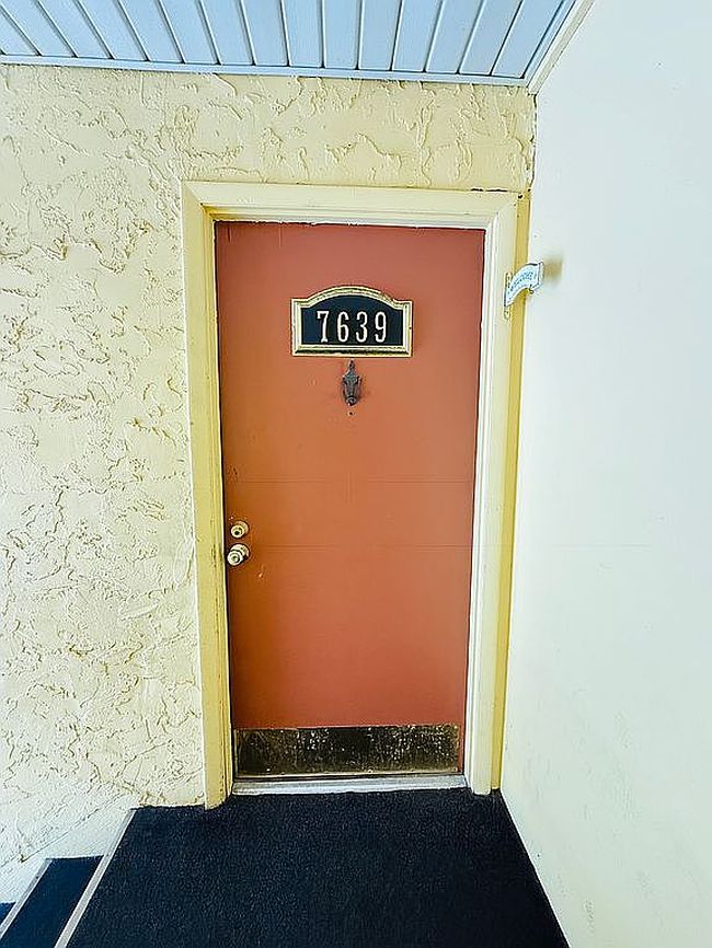 Photo of 7639 Dolonita Dr, Tampa, FL