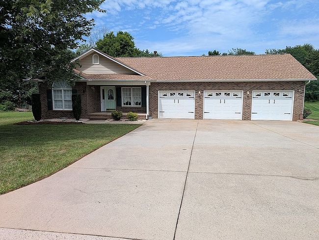 Photo of 1502 Farmington Hills Dr, Conover, NC