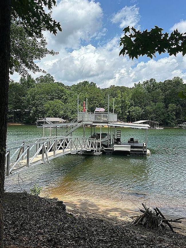 Photo of 28 Lavonia Beach Dr, Lavonia, GA