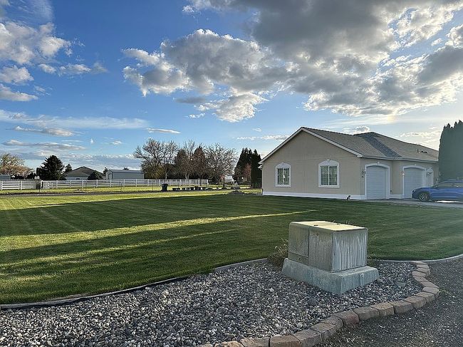 Photo of 15 Applegate Ln, Burbank, WA