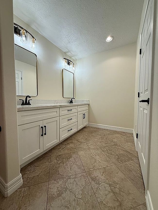 Photo of 346 Stonehenge Ln, Houston, TX