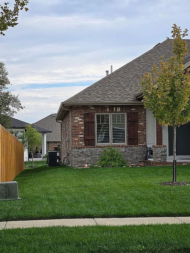 Photo of 404 N Kilkenny Way, Nixa, MO