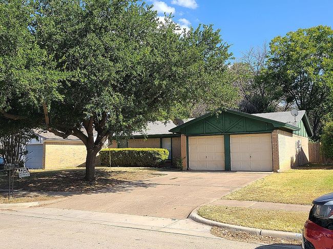 Photo of 218 Volunteer Dr, Arlington, TX