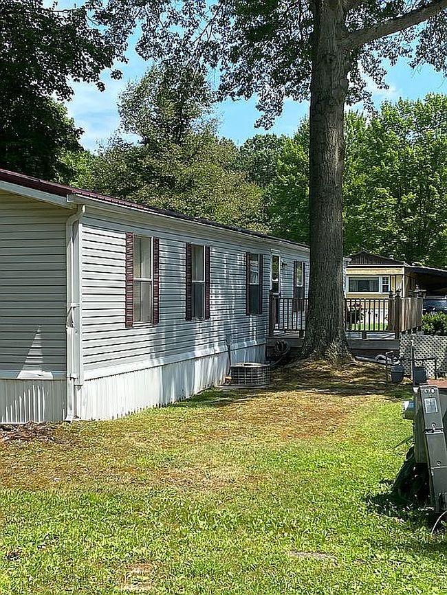 Photo of 91 Brook Dr, Brookfield, OH