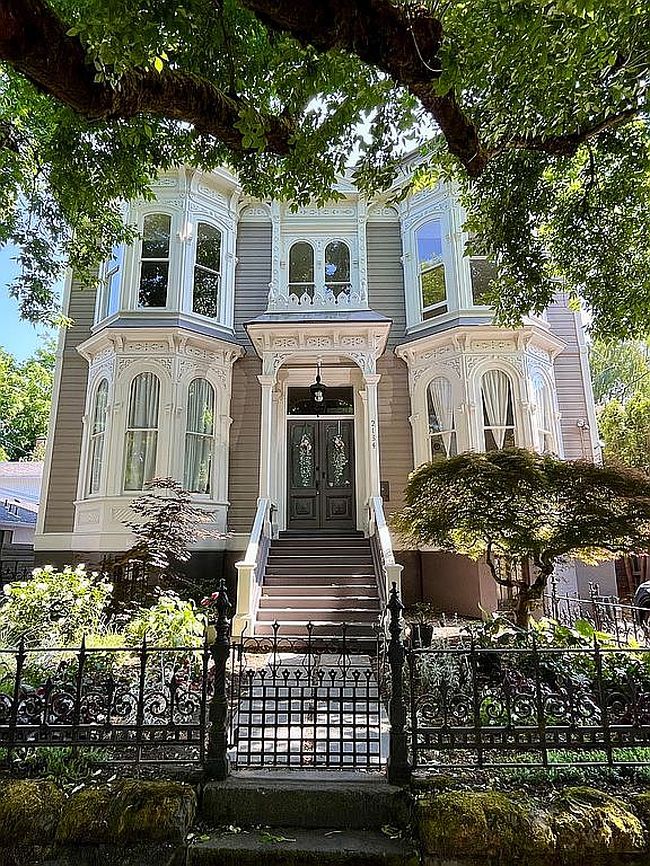 Photo of 2134 Nw Hoyt St, Portland, OR
