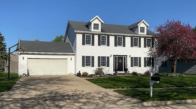 Photo of 1120 Pickwick Dr, Rochelle, IL