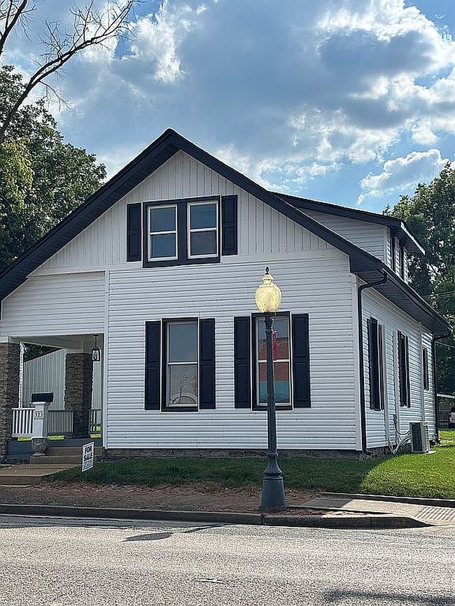 Photo of 323 N Main St, Red Bud, IL