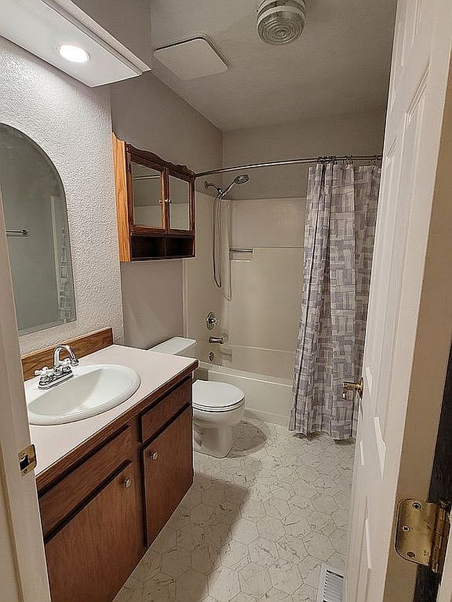 Image of 3925 Temple Pl