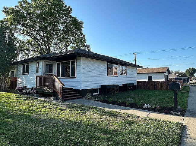 Image of 724 3rd St Se