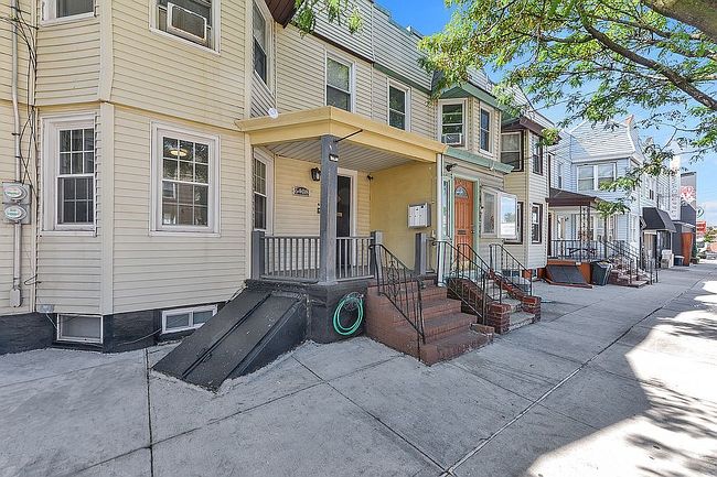 Photo of 64-08 Metropolitan Ave, Middle Village, NY