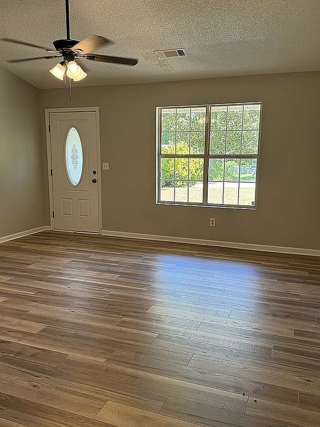 Photo of 127 Lake Forest Dr, Jackson, GA
