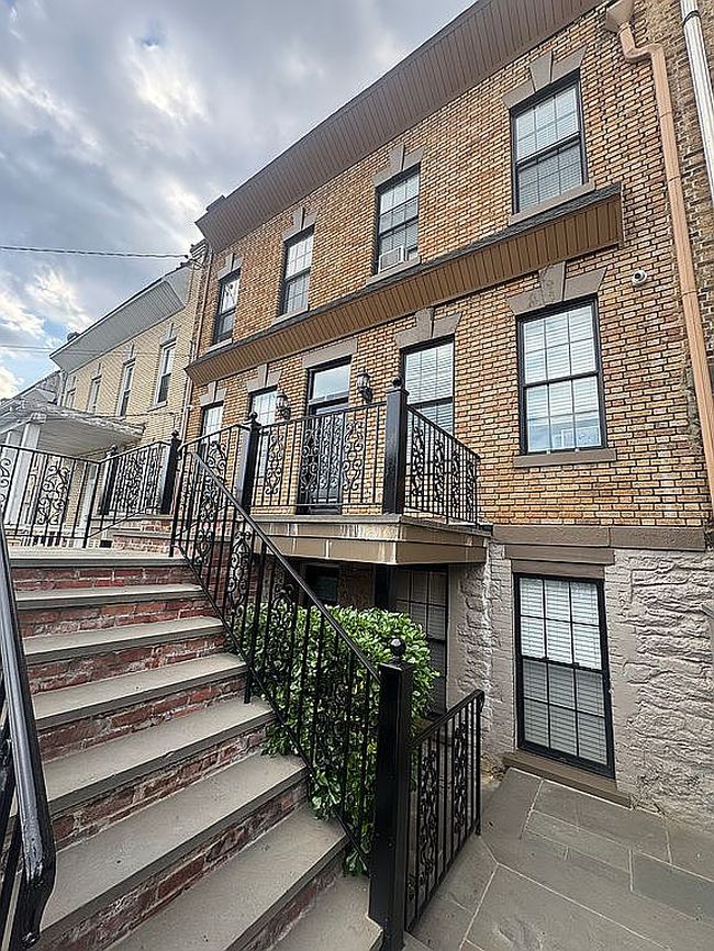 Image of 48 S Bleeker St