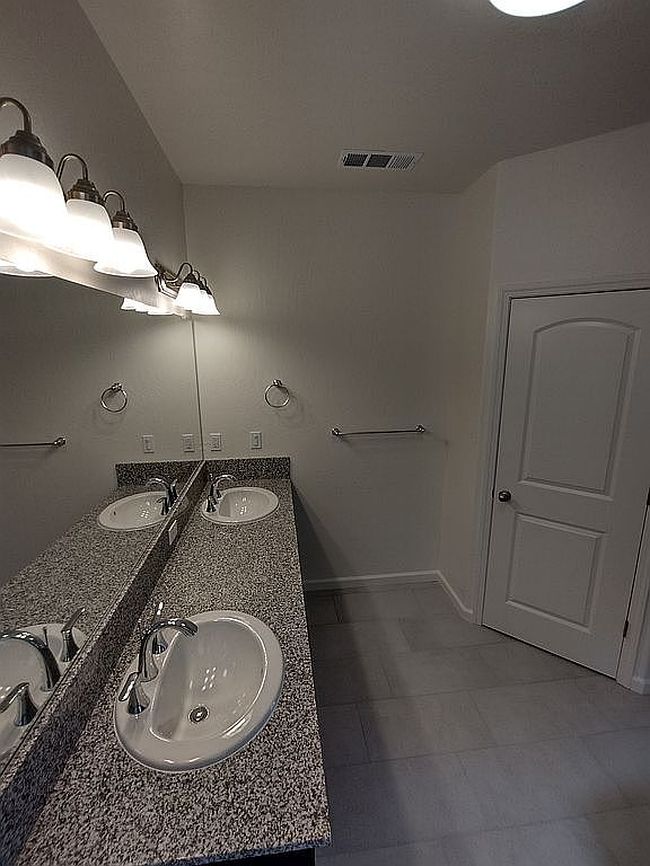 Photo of 3414 N Oakwood St, Visalia, CA