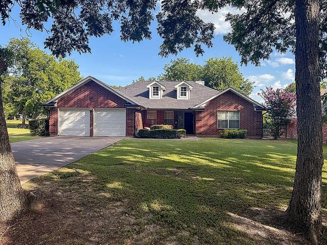 Photo of 311 W Trunk St, Crandall, TX