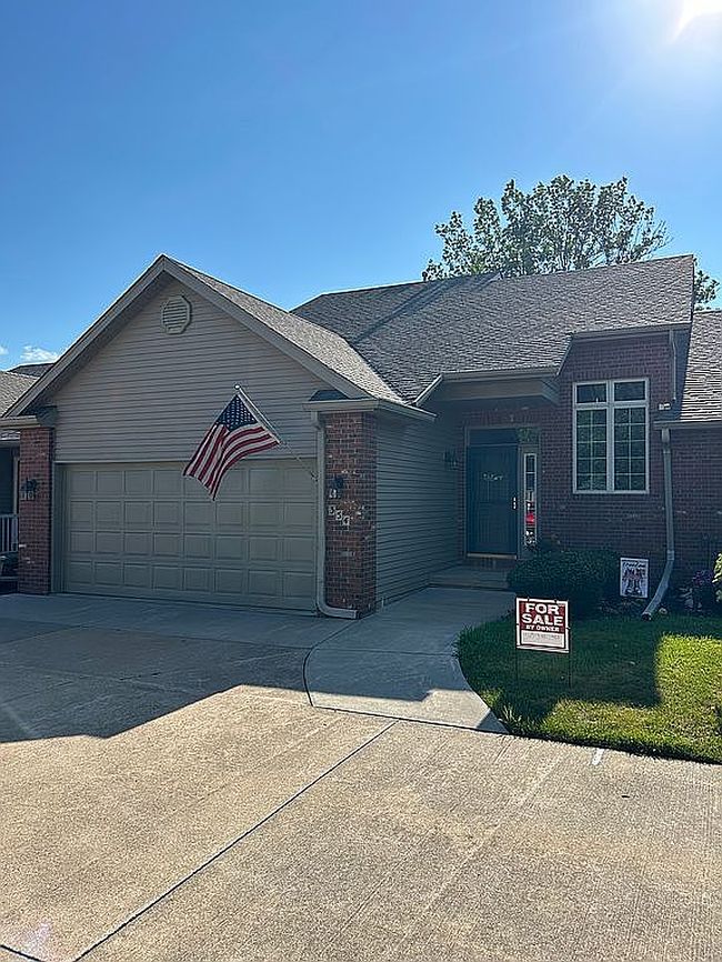 Photo of 354 Country Club Ct, Eldridge, IA