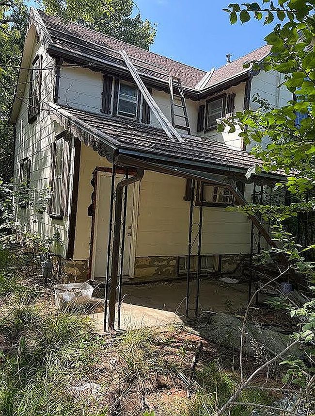 Photo of 415 E 1st St