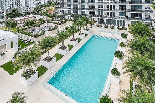 Image of 600 Ne 27th St #2100