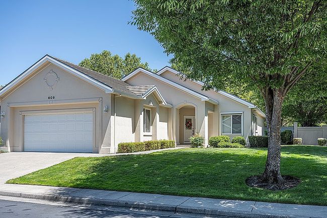 Photo of 609 Summerwood Dr, Medford, OR
