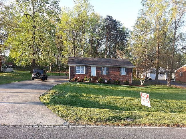 Photo of 1824 Robinhood Dr, Burlington, NC