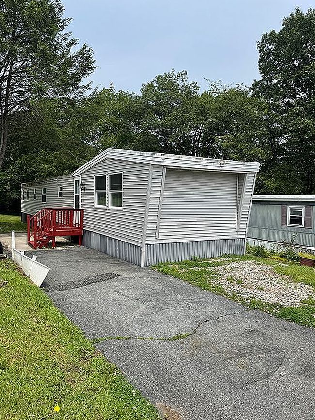 Photo of 10 E Zimmer Dr, Walnutport, PA