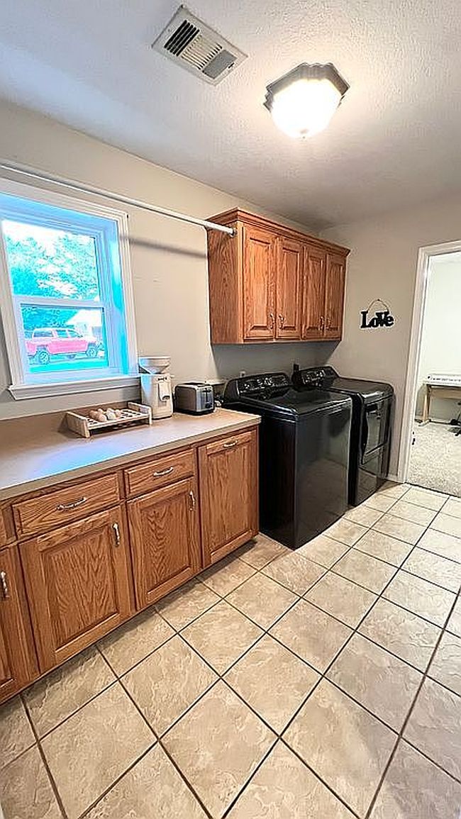 Image of 621 E Newberry Rd