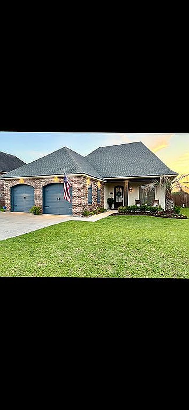 Photo of 121 Cane Creek Dr, Broussard, LA