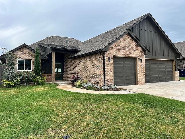 Photo of 2301 Marjorie Ln, Yukon, OK