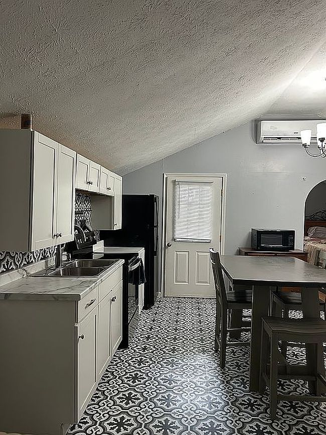 Image of 85 White Oak Ln