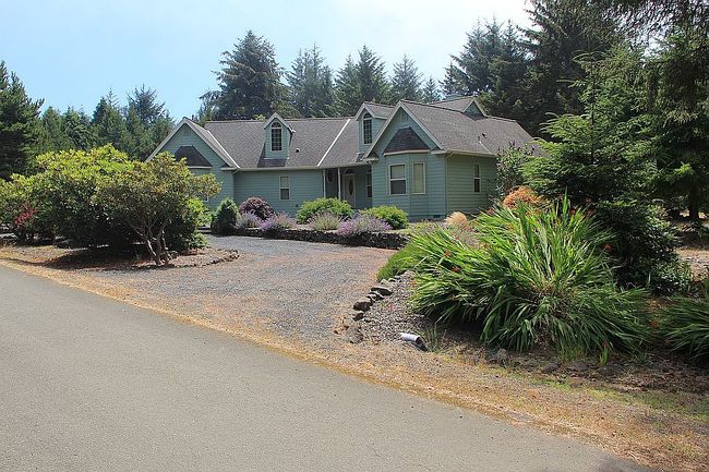 Photo of 875 Sw Edgewater Dr, Waldport, OR