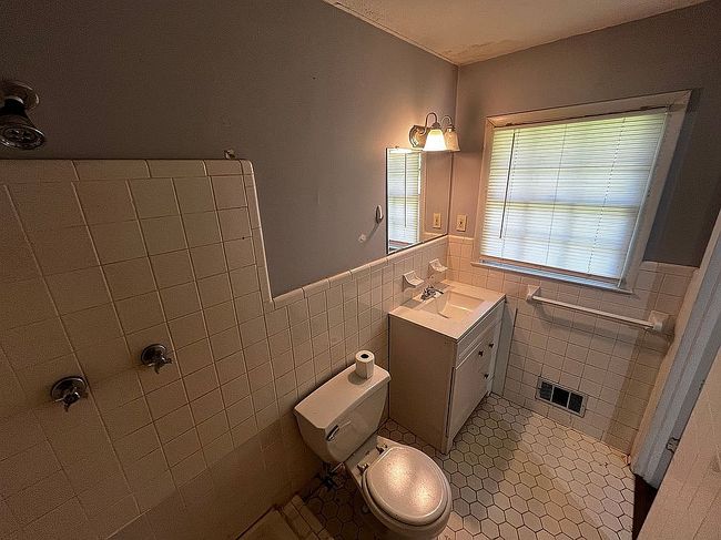 Photo of 1266 Hickory Dr Sw, Lilburn, GA