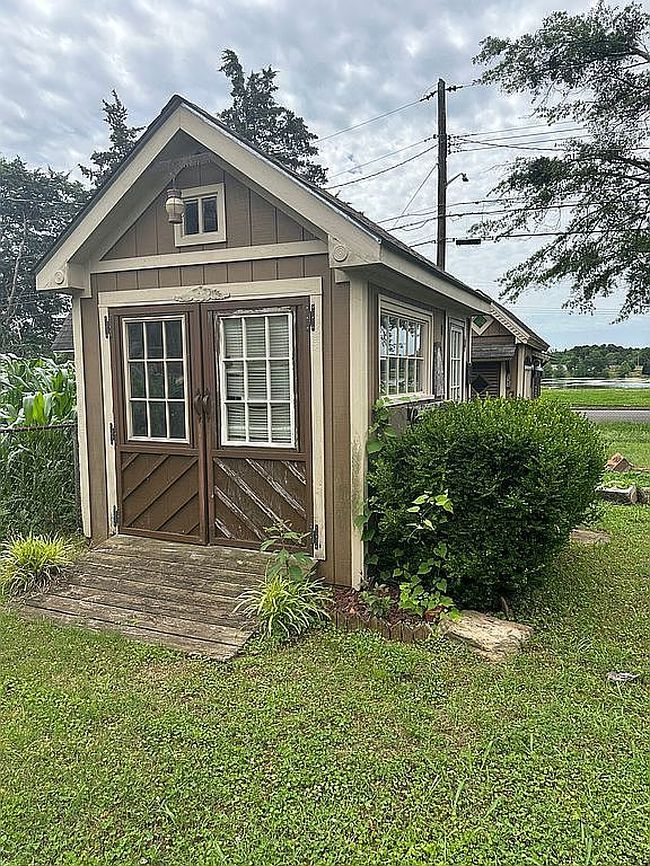 Additional photo 3 of property located at 203 Robinson St Sw